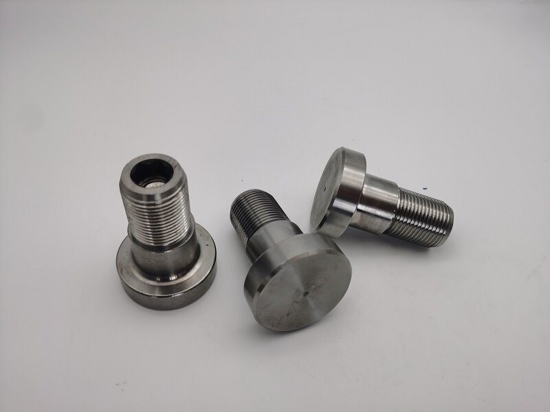 Hur förbättrar smidesbearbetning hållfasthet och precision i industriella komponenter?